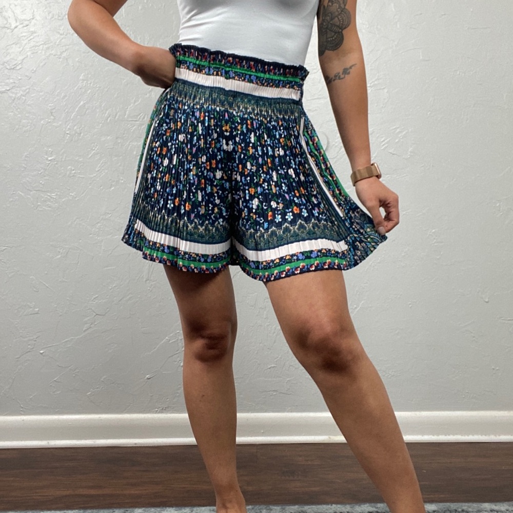 NWT “Her..Bottari” Floral pleated high waist paper bag Shorts size Small